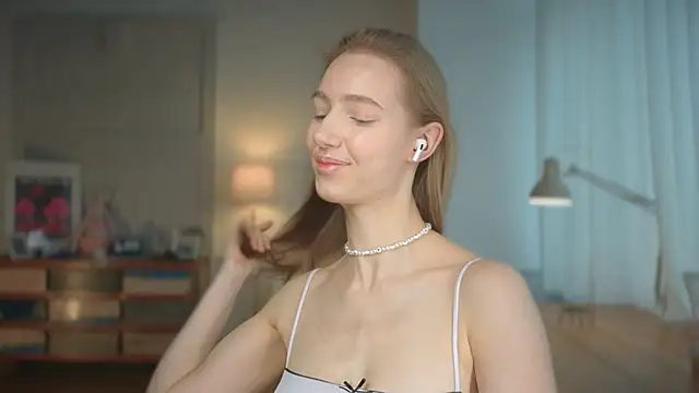 Snapshot of solar_bella chatting on 03-17-25, 09:01 solar bella online show from 03-17-25, 09:01