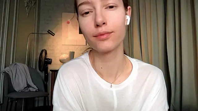 Snapshot of solar_bella chatting on 02-16-26, 06:31 solar bella online show from 02-16-26, 06:31