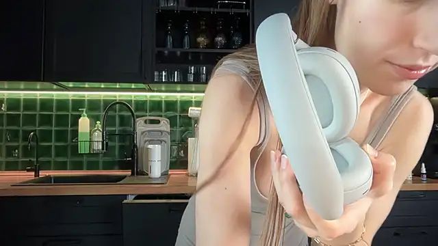 Snapshot of solar_bella chatting on 02-20-26, 06:37 solar bella online show from 02-20-26, 06:37