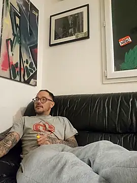 Snapshot of mileflav0r chatting on 12-05-25, 05:42 mileflav0r online show from 12-05-25, 05:42