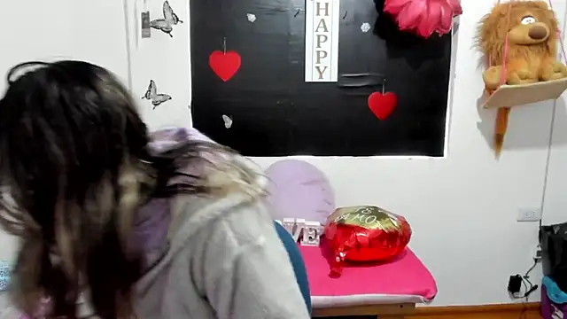 Snapshot of queen-natty chatting on 02-24-25, 02:04 queen-natty online show from 02-24-25, 02:04