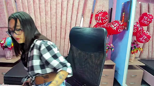 Miaa Thopmson online show from 12-18-25, 10:05