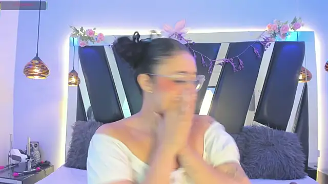 Snapshot of antonelllepiercee chatting on 07-02-26, 11:16 antonelllepiercee online show from 07-02-26, 11:16