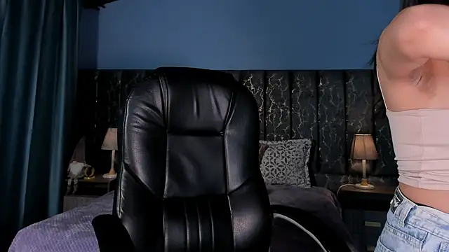 Snapshot of Lea_velle chatting on 05-27-26, 01:24 Lea velle online show from 05-27-26, 01:24