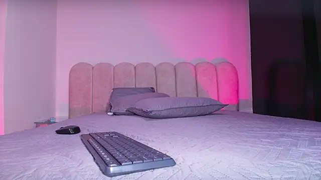 mia stanfort online show from 11-28-25, 07:16