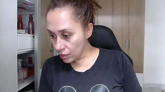 Snapshot of RoxanaLove9 chatting on 02-11-25, 06:44 RoxanaLove9 online show from 02-11-25, 06:44