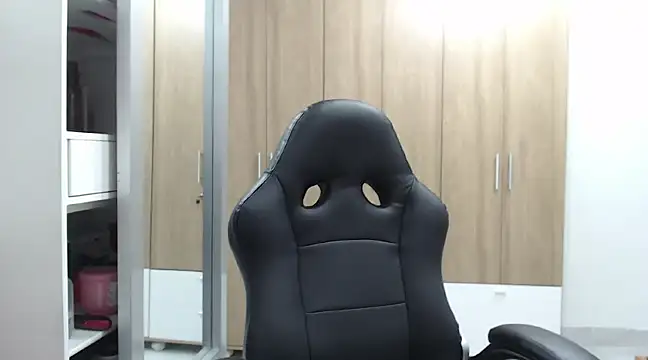 Snapshot of RoxanaLove9 chatting on 02-11-25, 10:28 RoxanaLove9 online show from 02-11-25, 10:28