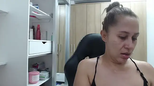 Snapshot of RoxanaLove9 chatting on 02-14-25, 10:14 RoxanaLove9 online show from 02-14-25, 10:14