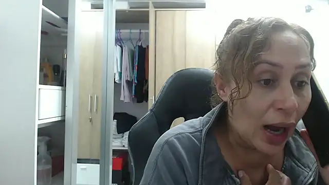 Snapshot of RoxanaLove9 chatting on 03-08-25, 02:45 RoxanaLove9 online show from 03-08-25, 02:45