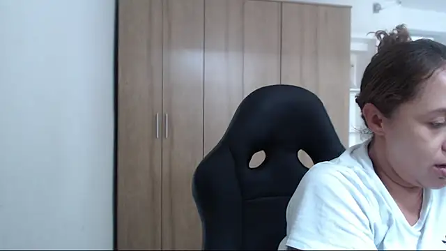 RoxanaLove9 online show from 12-17-25, 05:08