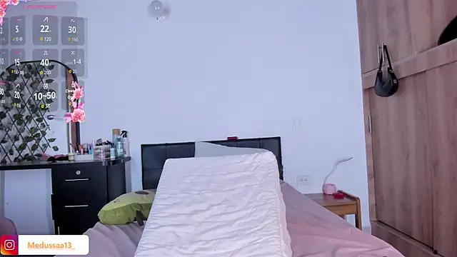 medussa13  online show from 04-15-26, 12:23