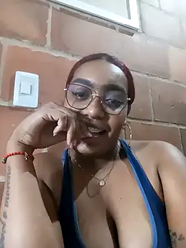 Snapshot of Cinnamon-Skin chatting on 01-14-25, 01:15 Cinnamon-Skin online show from 01-14-25, 01:15