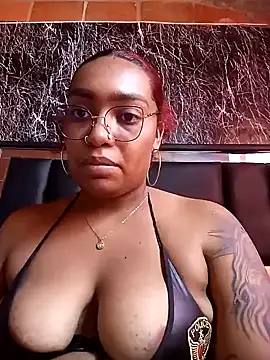 Snapshot of Cinnamon-Skin chatting on 01-21-25, 08:54 Cinnamon-Skin online show from 01-21-25, 08:54