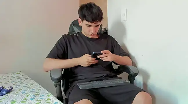 Snapshot of leo030809 chatting on 12-05-24, 02:22 leo030809 online show from 12-05-24, 02:22