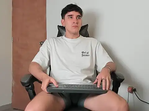 Snapshot of leo030809 chatting on 02-21-26, 05:14 leo030809 online show from 02-21-26, 05:14