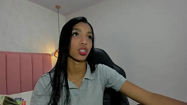 Snapshot of MAYROBERTSS chatting on 02-10-25, 12:18 MAYROBERTSS online show from 02-10-25, 12:18