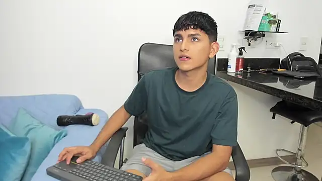 Snapshot of Lyam_ap chatting on 02-06-25, 06:08 Lyam ap online show from 02-06-25, 06:08