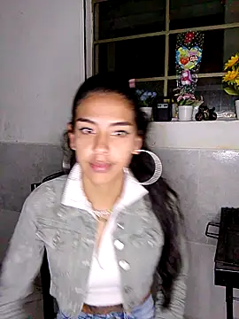 Snapshot of Alisson_420 chatting on 01-06-25, 01:20 Alisson 420 online show from 01-06-25, 01:20