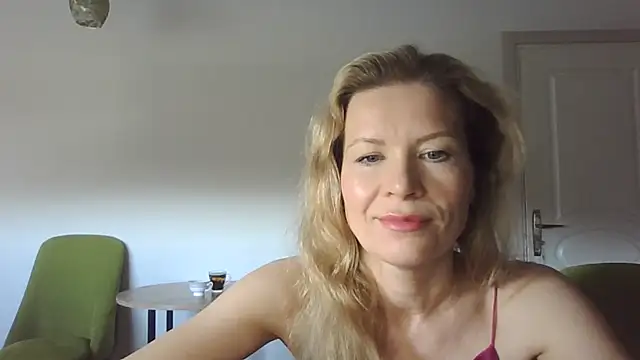 Snapshot of Juli_julyyy chatting on 12-20-24, 07:55 Juli julyyy online show from 12-20-24, 07:55