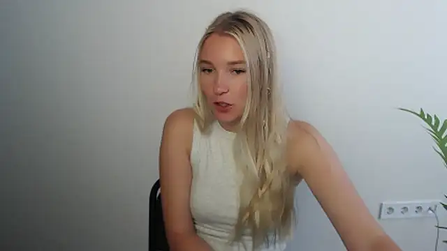 Snapshot of Queen_ofLove chatting on 06-08-26, 06:58 Queen ofLove online show from 06-08-26, 06:58