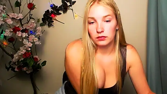 Snapshot of Queen_ofLove chatting on 06-10-26, 07:24 Queen ofLove online show from 06-10-26, 07:24