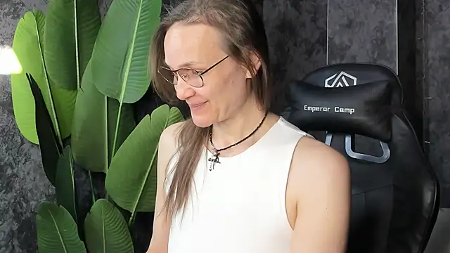 Snapshot of Lillian_White chatting on 05-03-26, 01:00 Lillian White online show from 05-03-26, 01:00