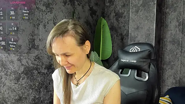 Snapshot of Lillian_White chatting on 05-11-26, 01:00 Lillian White online show from 05-11-26, 01:00