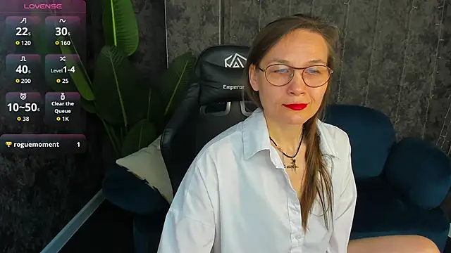 Snapshot of Lillian_White chatting on 05-20-26, 01:01 Lillian White online show from 05-20-26, 01:01