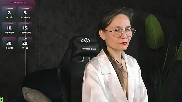 Snapshot of Lillian_White chatting on 06-03-26, 12:57 Lillian White online show from 06-03-26, 12:57