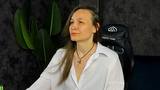 Snapshot of Lillian_White chatting on 06-07-26, 12:37 Lillian White online show from 06-07-26, 12:37
