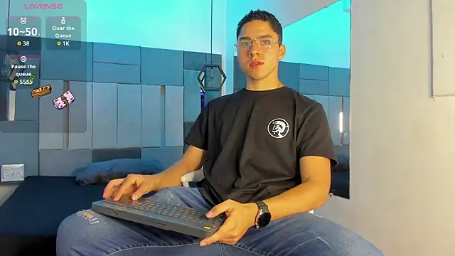 Snapshot of LiamNovak chatting on 11-30-25, 11:36 LiamNovak online show from 11-30-25, 11:36