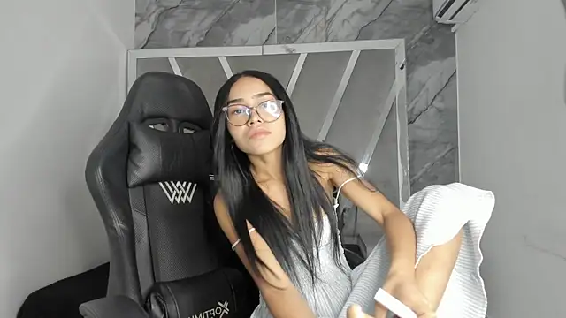 Snapshot of Mia_petite01 chatting on 05-21-26, 09:11 Mia petite01 online show from 05-21-26, 09:11