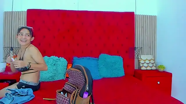 Snapshot of AmeliaANDEmily chatting on 02-19-25, 07:48 AmeliaANDEmily online show from 02-19-25, 07:48