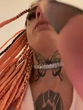 Snapshot of BlazyKitsune- chatting on 11-09-25, 10:52 BlazyKitsune- online show from 11-09-25, 10:52