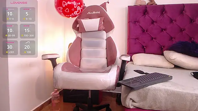 Snapshot of NAOMI_WINDSOR chatting on 02-17-25, 06:59 NAOMI WINDSOR online show from 02-17-25, 06:59