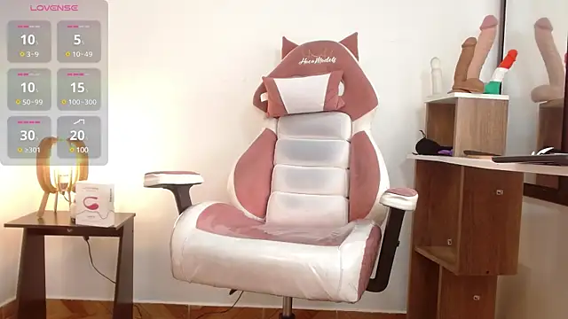 Snapshot of NAOMI_WINDSOR chatting on 02-28-25, 09:44 NAOMI WINDSOR online show from 02-28-25, 09:44