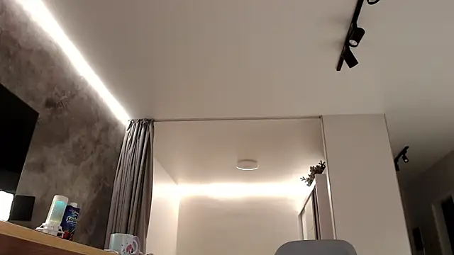 Snapshot of KissMyVibe chatting on 12-14-24, 12:01 KissMyVibe online show from 12-14-24, 12:01