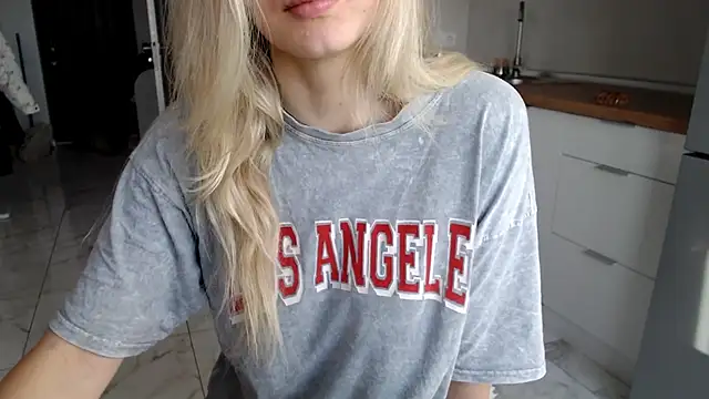 Snapshot of KissMyVibe chatting on 01-08-25, 11:21 KissMyVibe online show from 01-08-25, 11:21