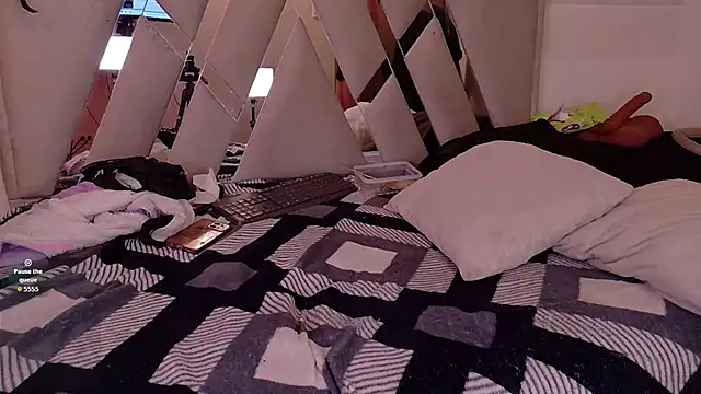 Queenjenn   online show from 02-22-26, 09:46