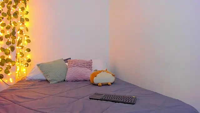 Snapshot of emillyhills chatting on 01-24-25, 11:45 emillyhills online show from 01-24-25, 11:45