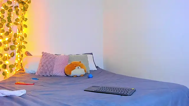 Snapshot of emillyhills chatting on 02-05-25, 06:46 emillyhills online show from 02-05-25, 06:46