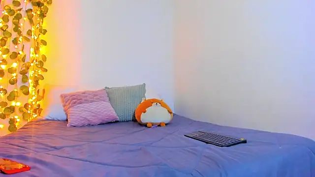 Snapshot of emillyhills chatting on 02-06-25, 07:24 emillyhills online show from 02-06-25, 07:24