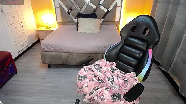 Kate Laurence  online show from 03-11-25, 10:20