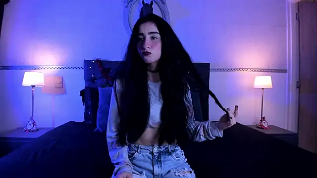 Snapshot of RomeroMoon chatting on 12-23-24, 01:24 RomeroMoon online show from 12-23-24, 01:24