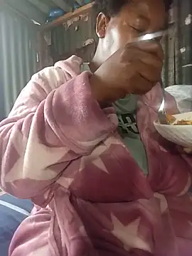 Snapshot of curvyloneah75 chatting on 06-11-26, 07:06 curvyloneah75 online show from 06-11-26, 07:06