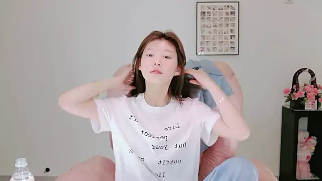 Snapshot of yangyang-1115 chatting on 05-17-26, 04:54 yangyang-1115 online show from 05-17-26, 04:54