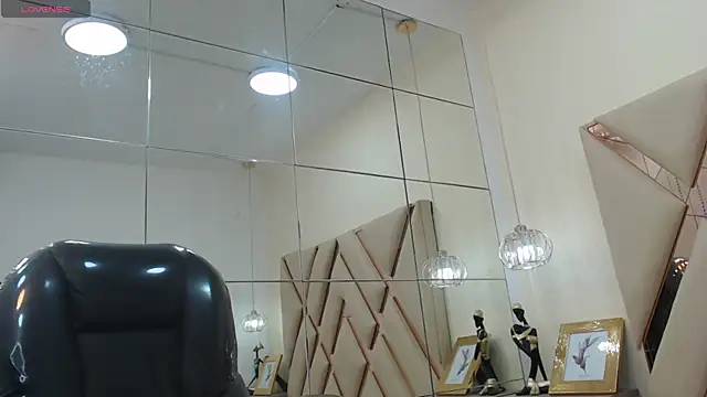 Snapshot of AndrewPherson chatting on 01-25-25, 04:03 AndrewPherson online show from 01-25-25, 04:03