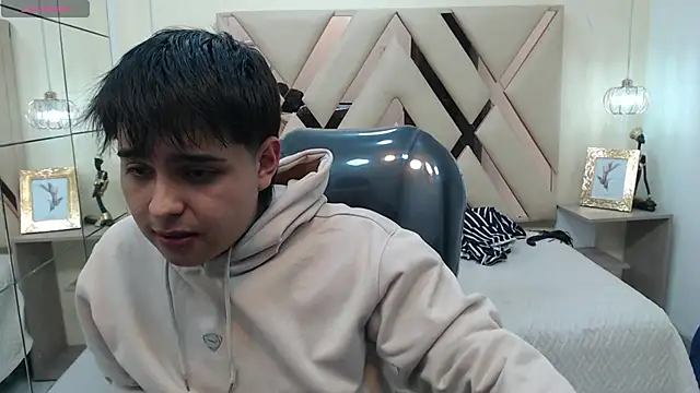 Snapshot of AndrewPherson chatting on 02-01-25, 12:16 AndrewPherson online show from 02-01-25, 12:16