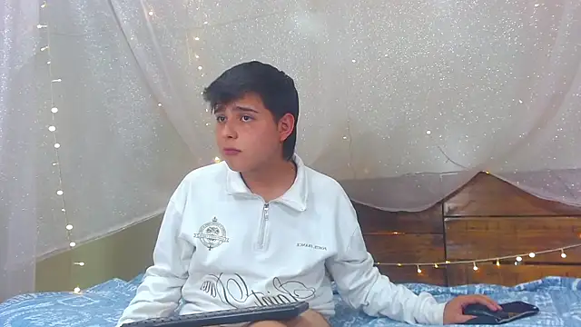 Snapshot of AndrewPherson chatting on 02-20-25, 06:13 AndrewPherson online show from 02-20-25, 06:13