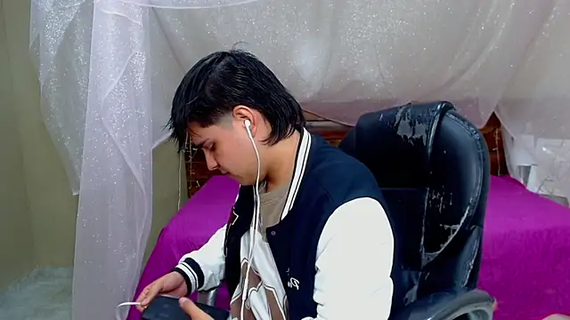 Snapshot of AndrewPherson chatting on 03-14-25, 12:18 AndrewPherson online show from 03-14-25, 12:18